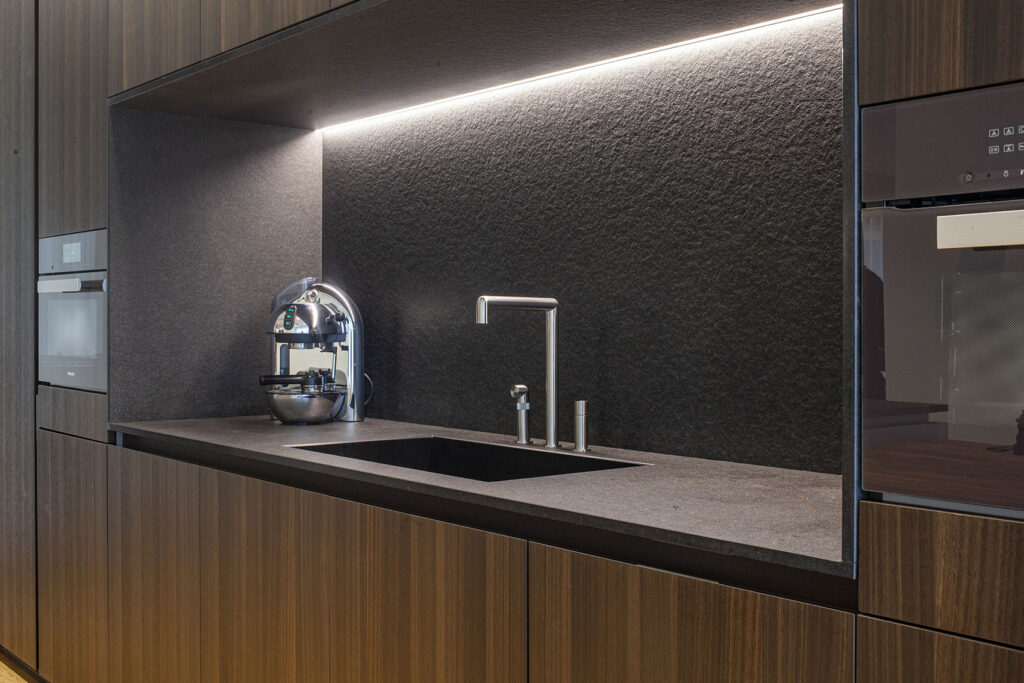 Cuisine sur mesure haut de gamme bois et pierre – Annecy – Moodus