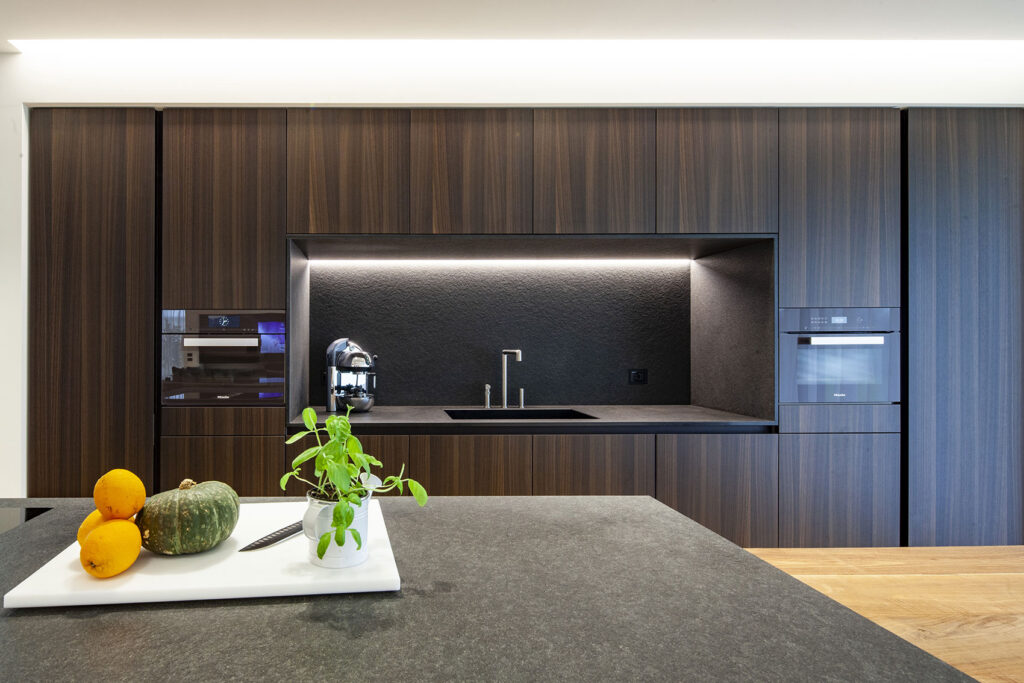 Cuisine sur mesure haut de gamme bois et pierre – Annecy – Moodus