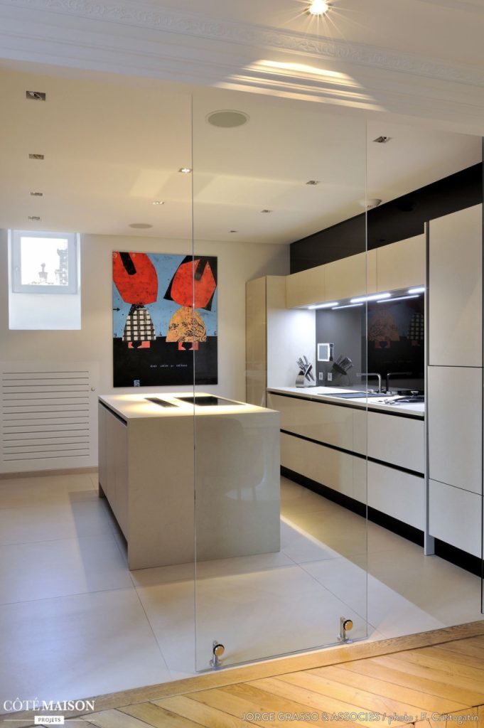 Cuisine réalisée dans un appartement haussmannien à Lyon. Projet publié dans plusieurs revues d’architecture (dont Côté Maison Projets) et présenté dans un reportage France 3.